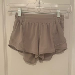 Lululemon Hotty Hot Low-rise lined short 2.5”
